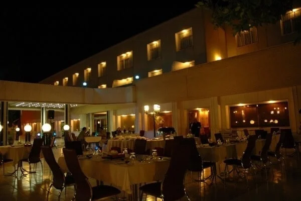رستوران فضای باز هتل پارک سعدی شیرازرزرو هتل-های